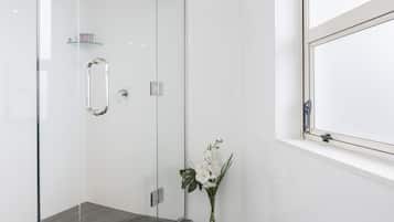 Bruser, brusehoved med spredningseffekt, gratis toiletartikler