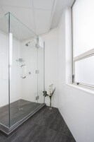 Sturta, regnsturtuhaus, snyrtivörur án endurgjalds, hárblásari