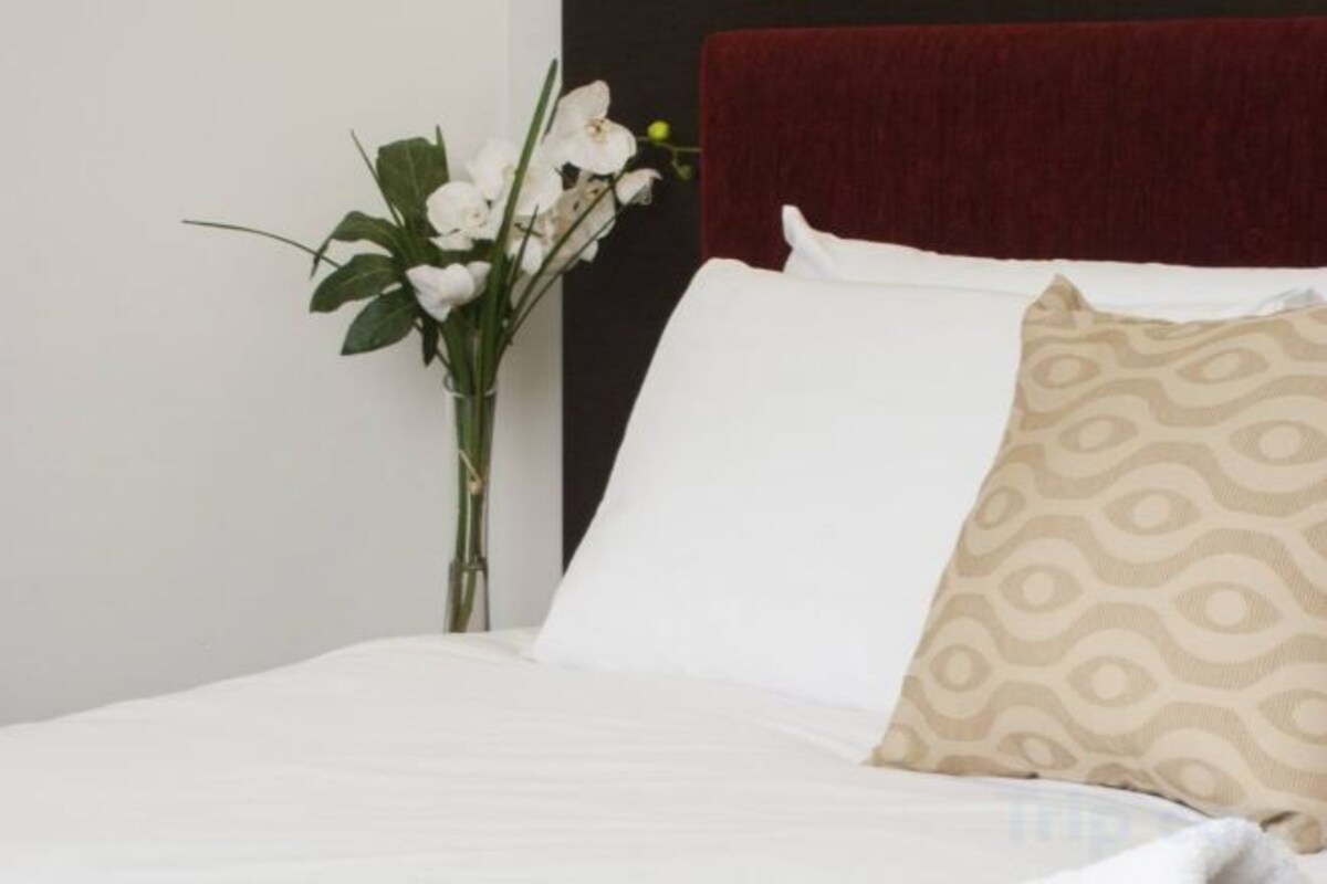 1 bedroom, iron/ironing board (on request), WiFi (free), bed sheets