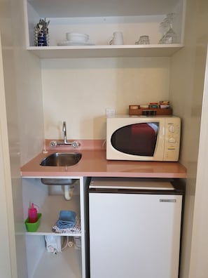 Chambre Confort avec lits jumeaux, réfrigérateur et four à micro-ondes | Cuisinette privée | Réfrigérateur, four à micro-ondes, bouilloire électrique, grille-pain
