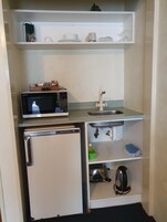 Refrigerador, microondas, tetera/pava eléctrica, tostadora