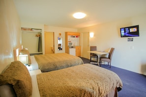Superior Twin Room, Multiple Beds, Accessible, Jetted Tub | Individually decorated, individually furnished, desk, blackout curtains - Abbots Hamilton - Hotel and Conference Centre (Hamilton)