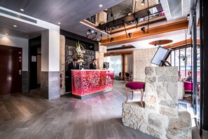 Lobby sitting area - Hotel Marais Grands Boulevards (Paris)