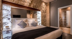 Minibar, in-room safe, desk, soundproofing - Hotel Marais Grands Boulevards (Paris)