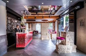 Coin salon dans le hall