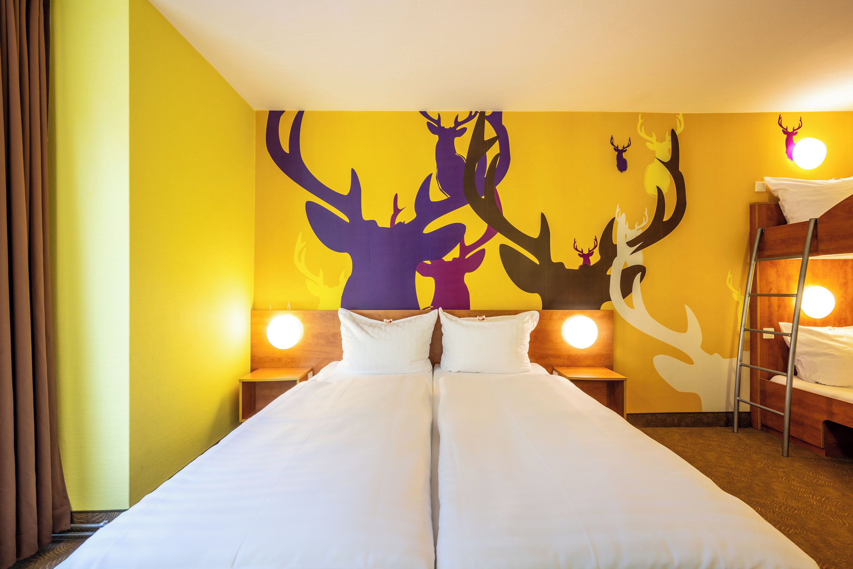 Quarto quádruplo standard | Escrivaninha, quartos à prova de som, Wi-Fi de cortesia, roupa de cama