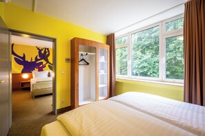 Desk, soundproofing, free WiFi, bed sheets