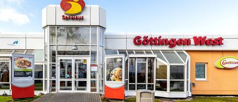 Daily continental breakfast (EUR 7.99 per person)