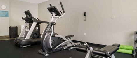 Ein Fitnessraum mit Laufbändern, Ergometer und Krafttrainingsgeräten.