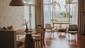 Standard Suite, 2 Bedrooms, Non Smoking, Kitchenette | Living area | Smart TV, Netflix, streaming services - The Ellson Hotel (Kingscote)