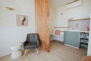 Standard Room, Non Smoking, Private Bathroom | Private kitchen | Microwave, coffee/tea maker, electric kettle - Kangaroo Island Seaview Motel (Kingscote)