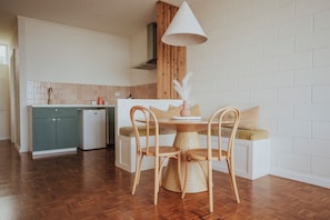 Standard Suite, 2 Bedrooms, Non Smoking, Kitchenette | Living area | Smart TV, Netflix, streaming services - Kangaroo Island Seaview Motel (Kingscote)