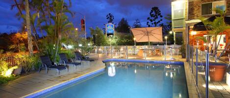 Sisäuima-allas, ulkouima-allas