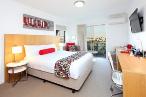 1 bedroom, in-room safe, desk, iron/ironing board - Best Western Gregory Terrace Brisbane (Spring Hill)