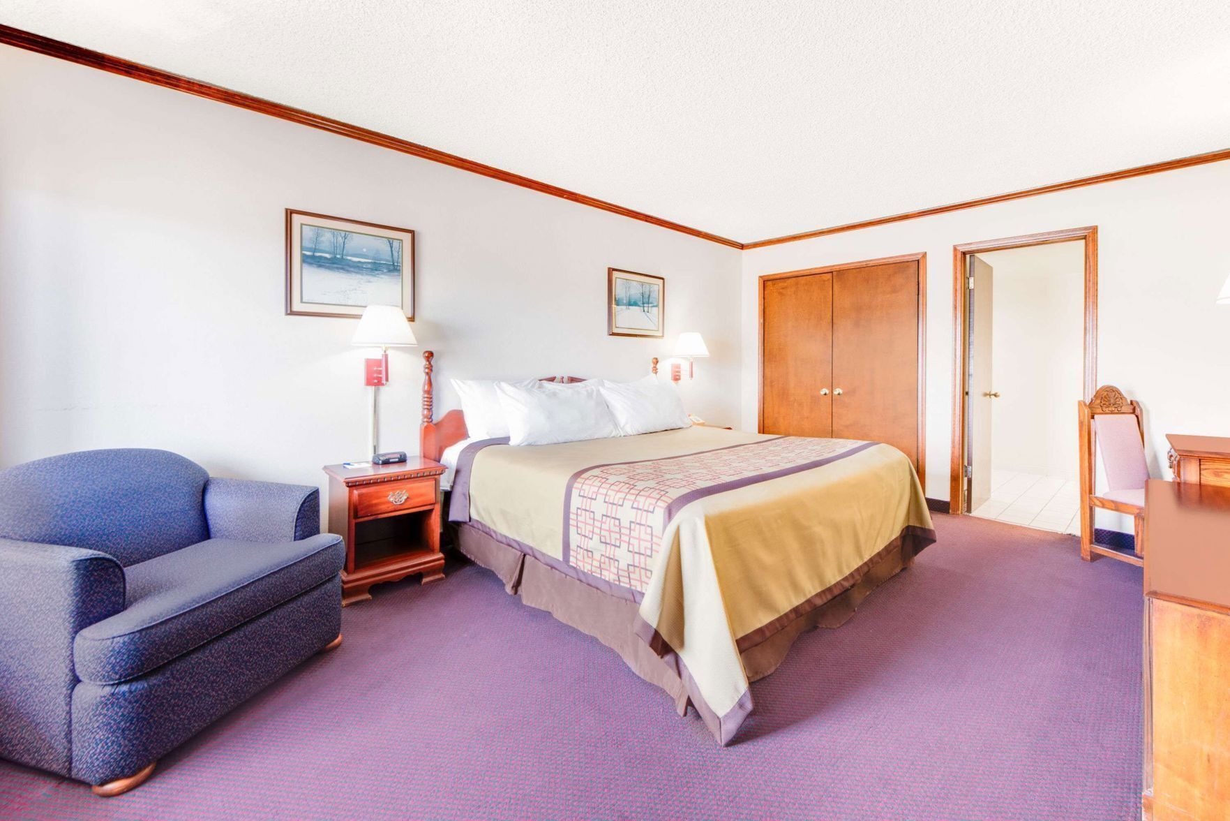 办公桌、熨斗/熨衣板、折叠床/加床（额外收费）、免费 WiFi