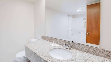 Ensemble baignoire-douche, serviettes fournies