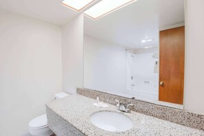 Combined shower/tub, towels - Days Inn by Wyndham Monett (Monett)