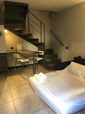 Familjeduplex | Sängtillbehör av högsta kvalitet och värdeförvaringsskåp på rummet