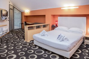 Studio | Sängtillbehör av högsta kvalitet och värdeförvaringsskåp på rummet