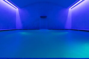 A room with a sloped ceiling and a central door. - Hotel Cristoforo Colombo – Preferred Hotels & Resorts (Milan)