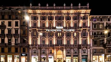 Facciata della struttura - sera/notte