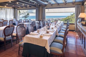 Petit-déjeuner, déjeuner et dîner servis sur place, vue sur la mer