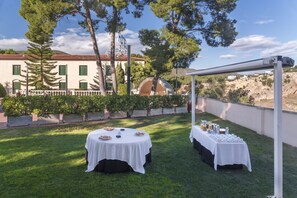 Breakfast, lunch, dinner served; Mediterranean cuisine, ocean views - Gran Hotel Rey Don Jaime (Castelldefels)