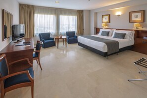 Premium bedding, down comforters, minibar, in-room safe - Gran Hotel Rey Don Jaime (Castelldefels)