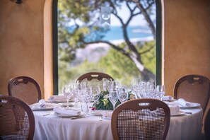 Serveert ontbijt, lunch, diner, Mediterrane gerechten, zeezicht 