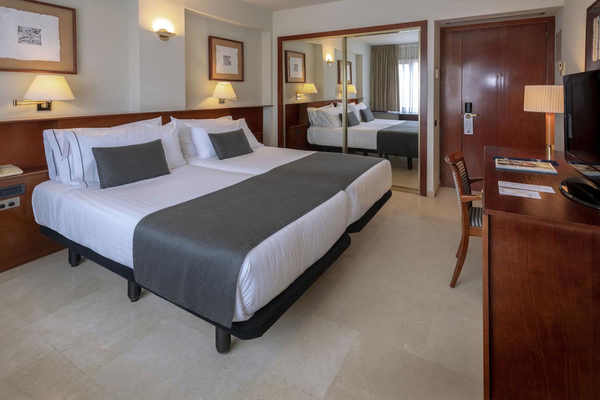 1 bedroom, premium bedding, down duvets, minibar