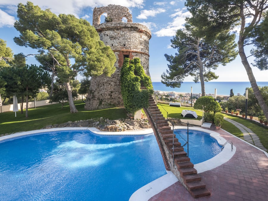 Seasonal outdoor pool, sun loungers