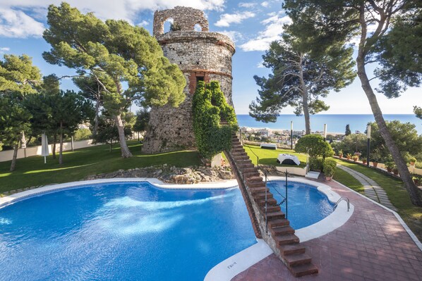 Seasonal outdoor pool, sun loungers