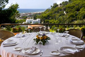 Serveert ontbijt, lunch, diner, Mediterrane gerechten, zeezicht 