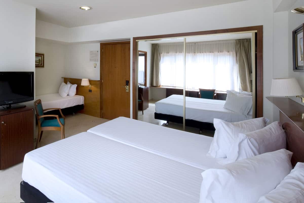 Premium bedding, down comforters, minibar, in-room safe