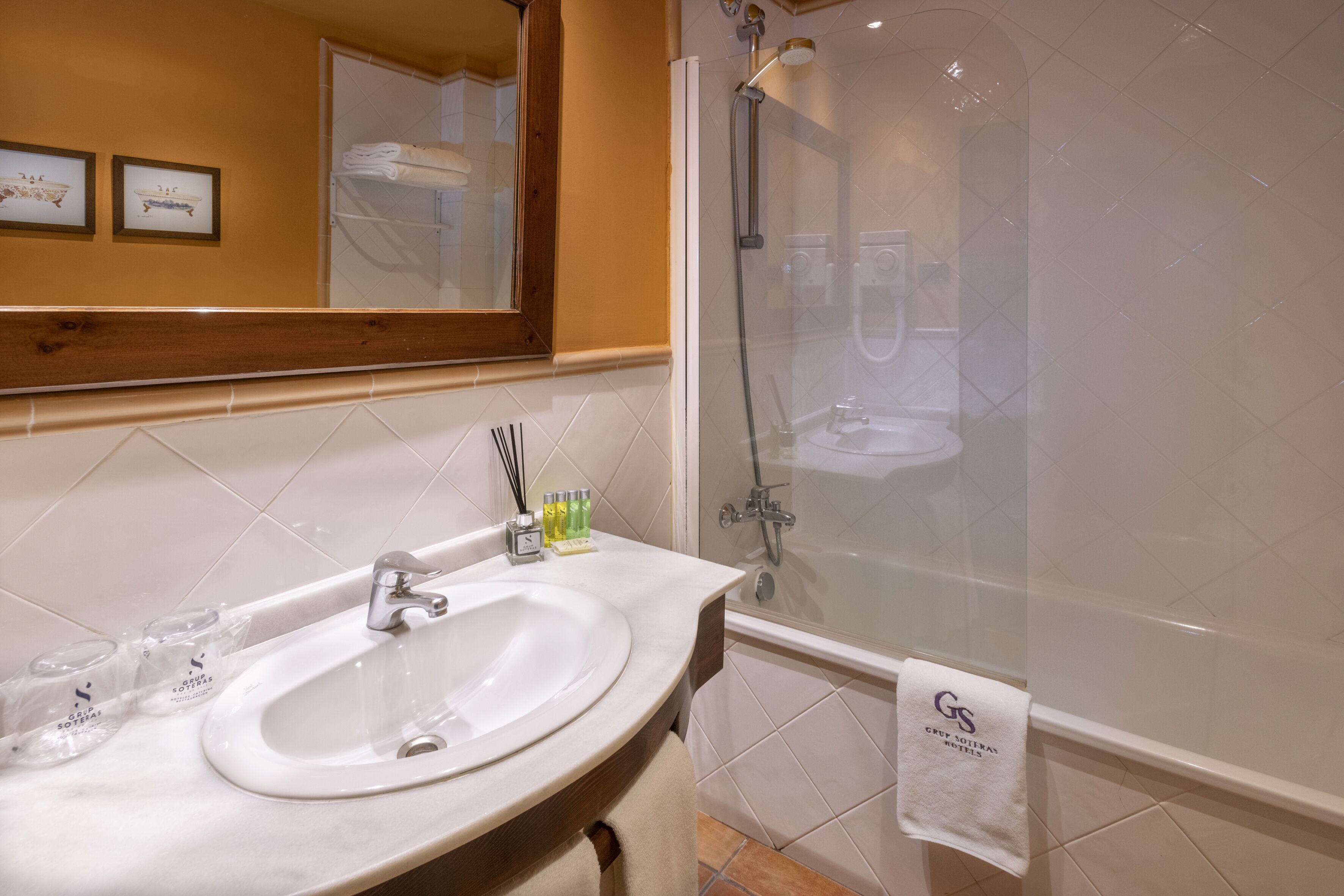 1 bedroom, premium bedding, down duvets, minibar