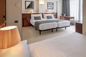 三人房 (With extra bed) | 高档床上用品、羽绒被、迷你吧、客房内保险箱