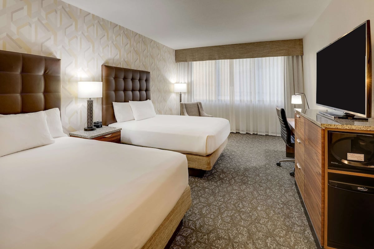 1 bedroom, pillow-top beds, desk, laptop workspace