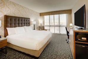 Pillowtop beds, desk, laptop workspace, blackout drapes - Drury Plaza Hotel Columbus Downtown (Columbus)