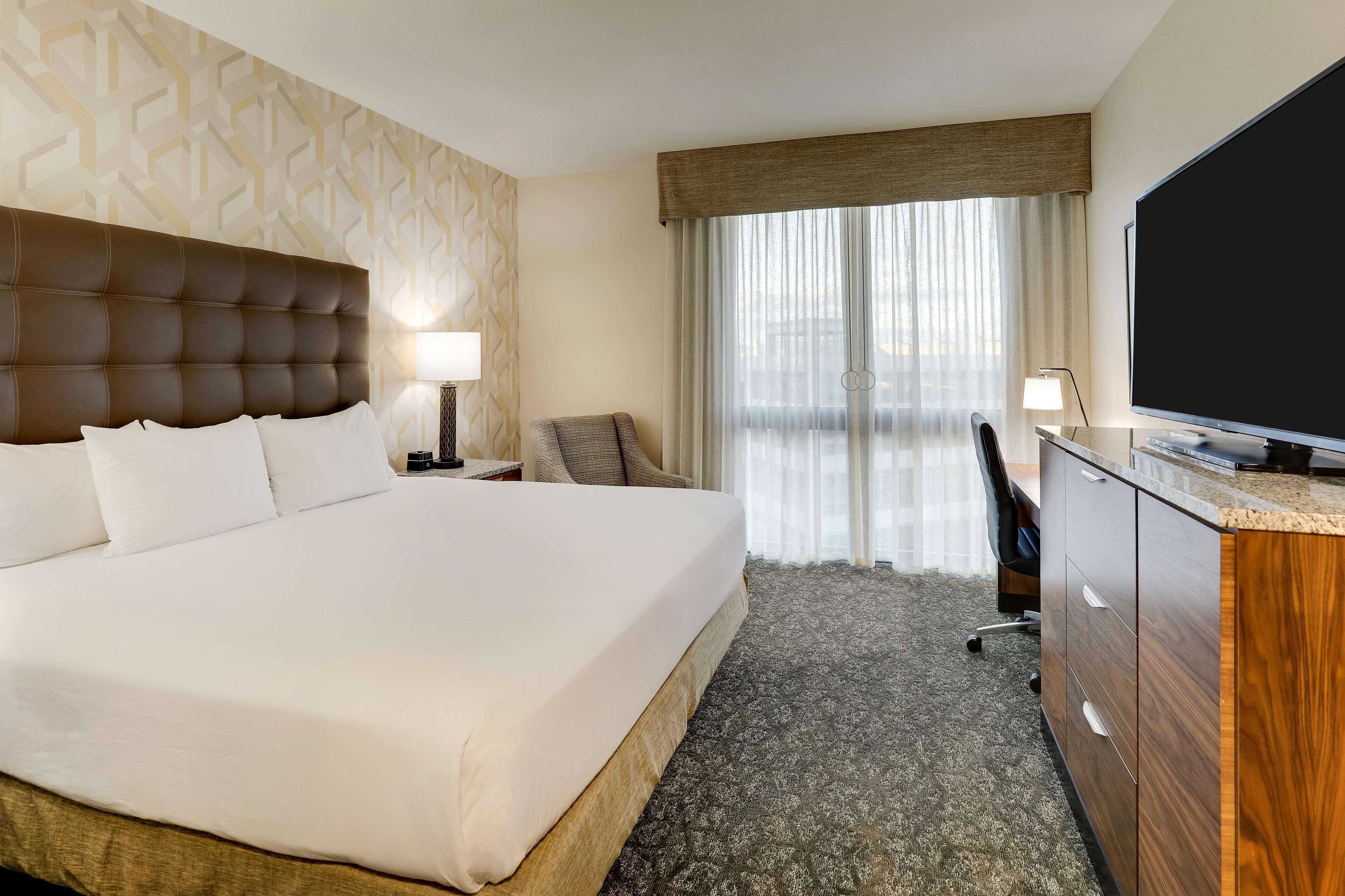 deluxe room, 1 king bed, accessible, refrigerator & microwave (2 rooms, board room table, tub) | 1 bedroom, pillow-top beds, desk, laptop workspace