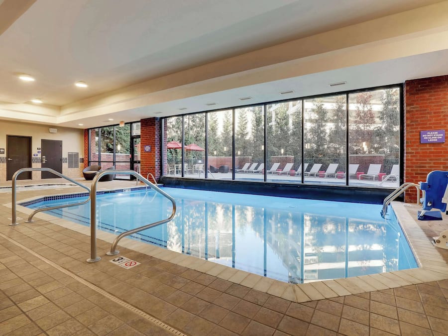 Una piscina techada, una piscina al aire libre