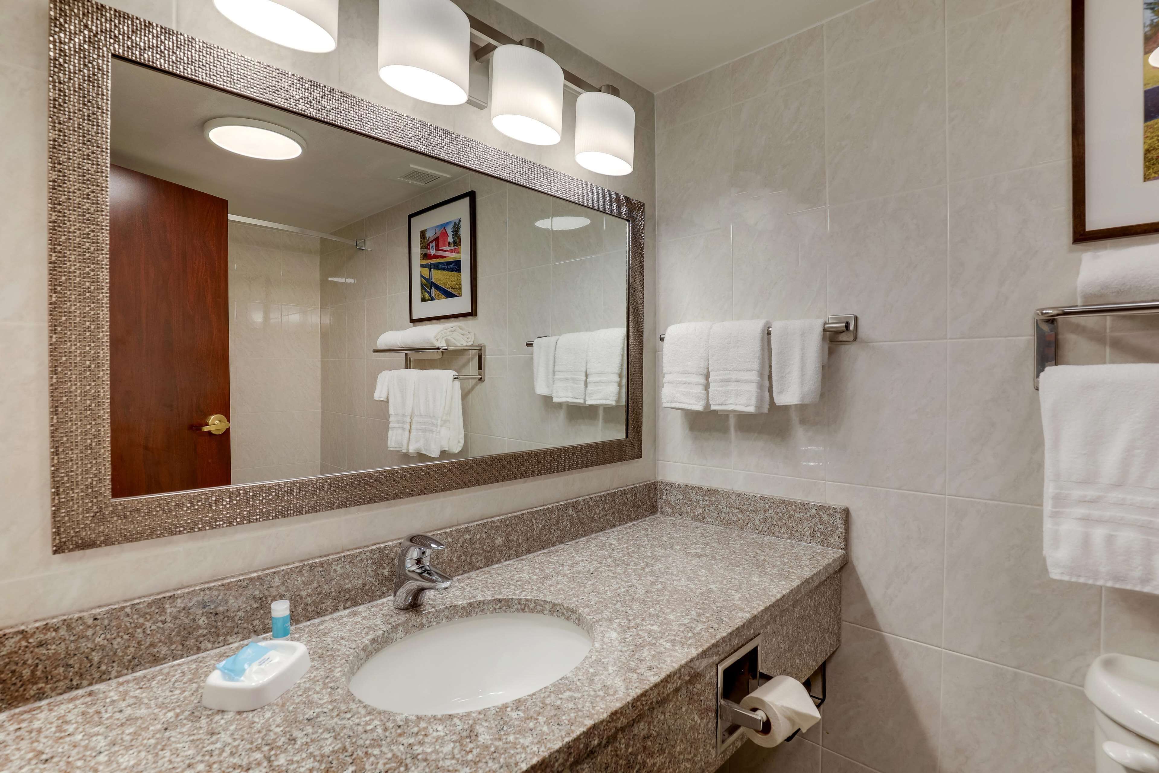 combined shower/bathtub, hydromassage showerhead, free toiletries