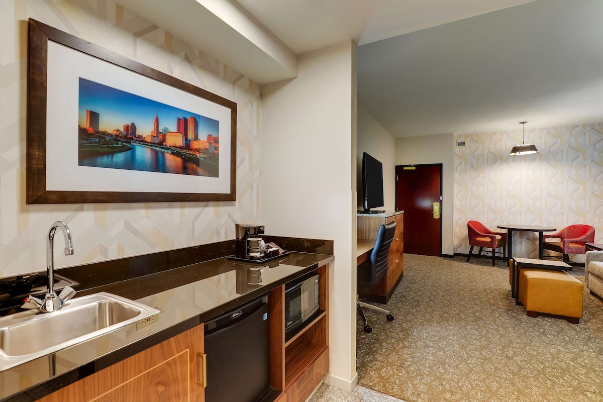 1 bedroom, pillow-top beds, desk, laptop workspace