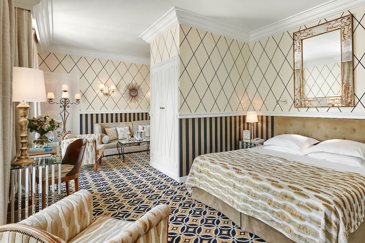 高档床上用品、迷你吧、客房内保险箱、特色装修