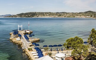 Ropa de cama de alta calidad y minibar 