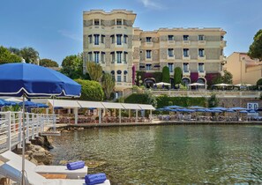 Private beach, beach cabanas, sun loungers, beach umbrellas - Hotel Belles Rives (Antibes)