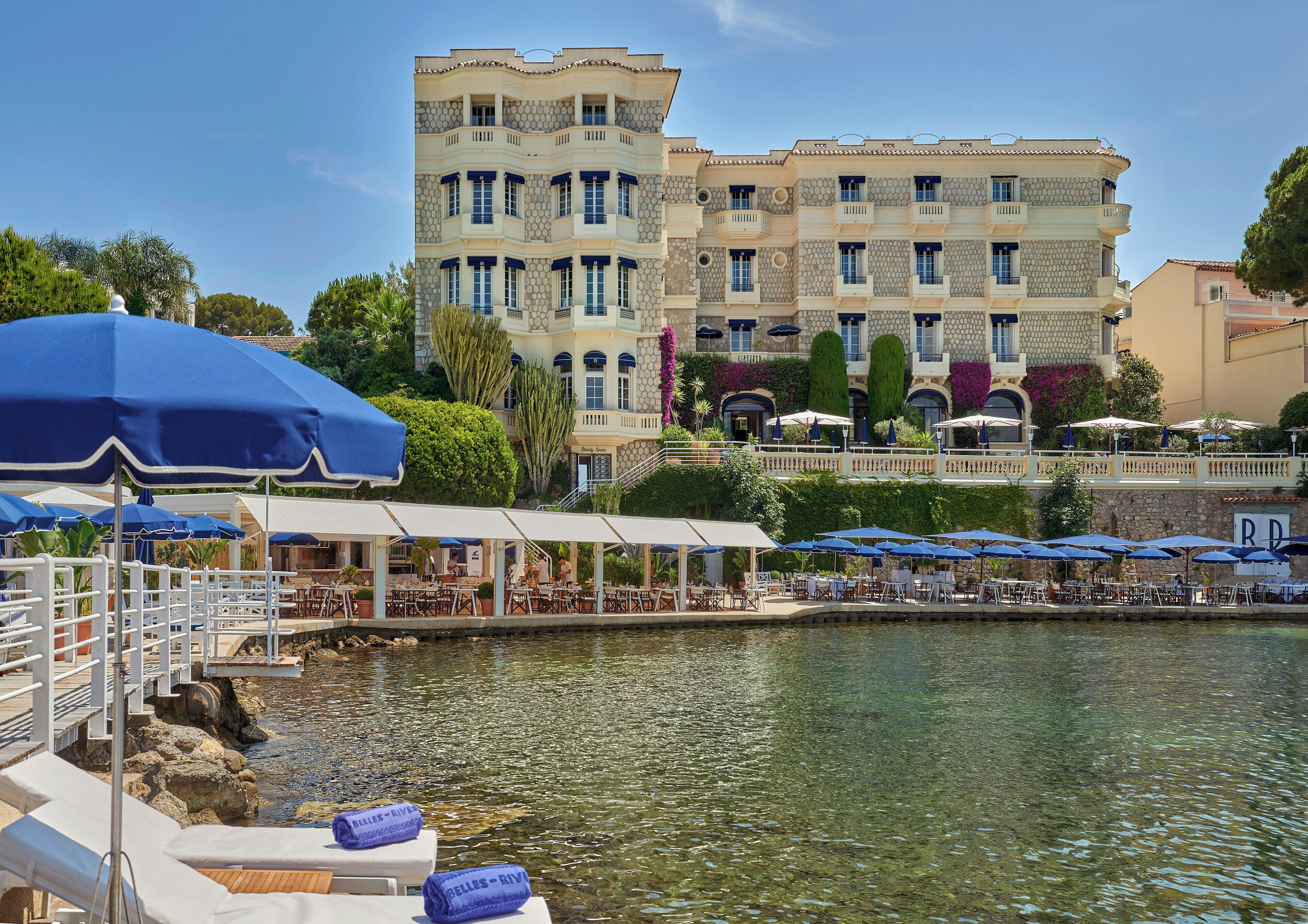 Plage privée, cabines (en supplément), chaises longues, parasols