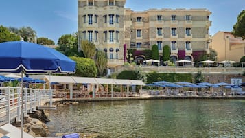 Plage privée, cabines (en supplément), chaises longues, parasols