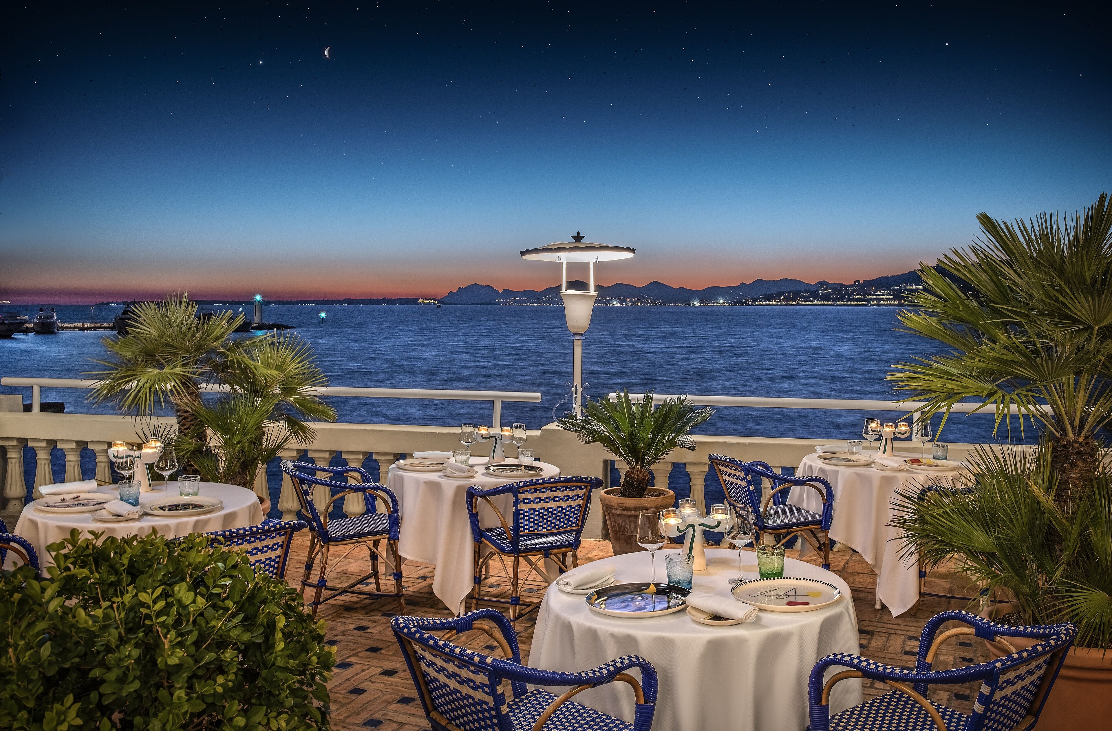 2 restaurants; lunch and dinner served