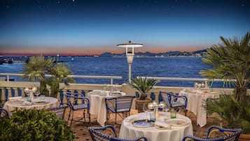 2 restaurants; lunch and dinner served
