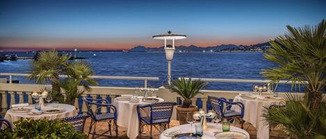 2 restaurants; lunch and dinner served